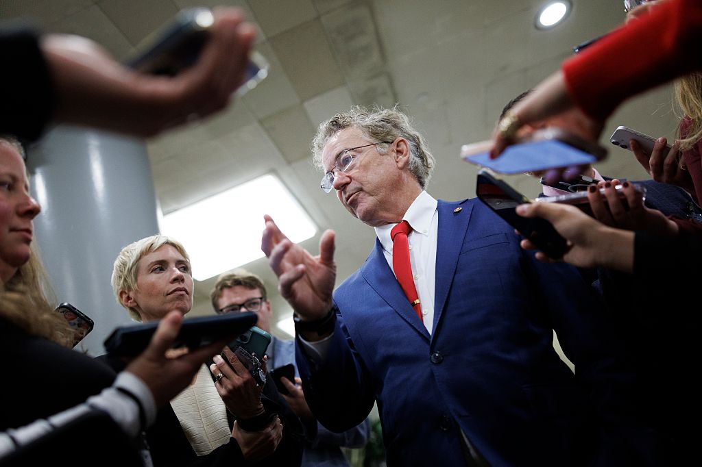 Senate leaders have clinched an agreement to begin voting shortly on final passage of the compromise measure to fund the government until Jan. 30.