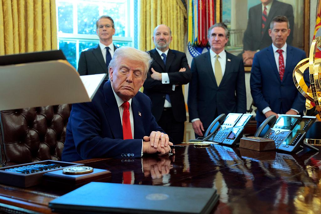 The U.S. economy is showing the strains of war, trade conflicts and an immigration crackdown. And that’s bad news for Trump and GOP congressional leaders.