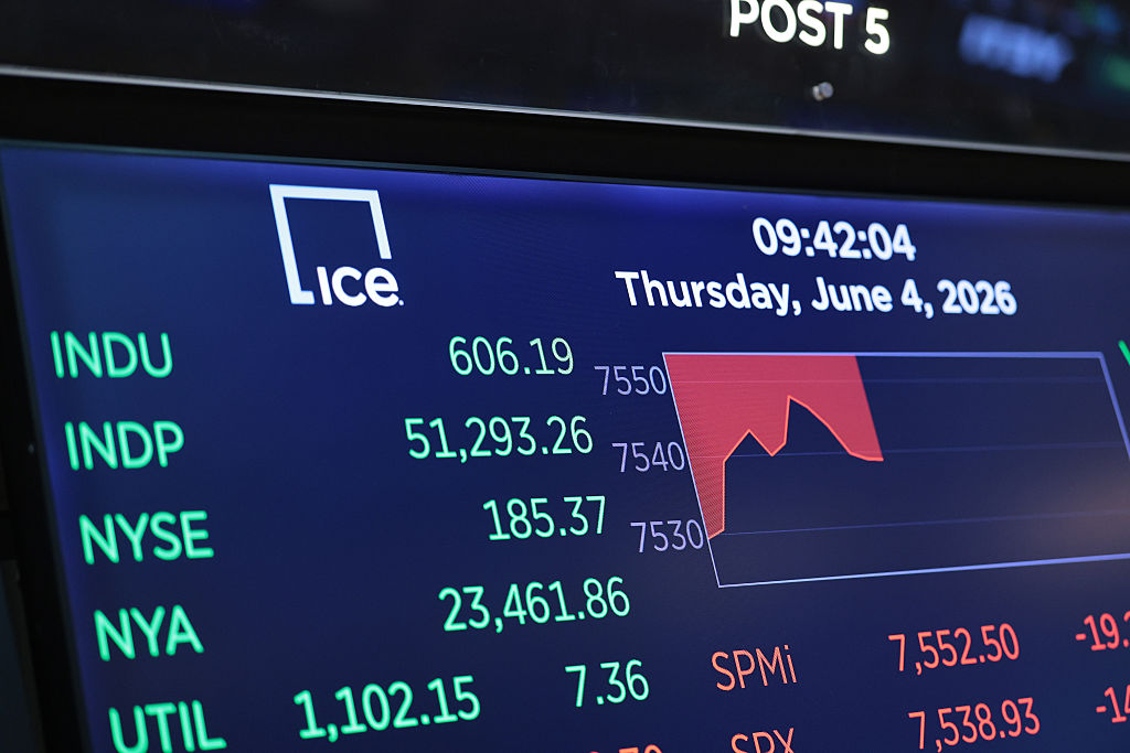 Republican and Democratic candidates are increasingly campaigning on banning stock trading by members of Congress.